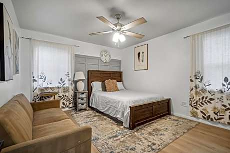 Cozy single story 2 bdrm family home near the BLVD