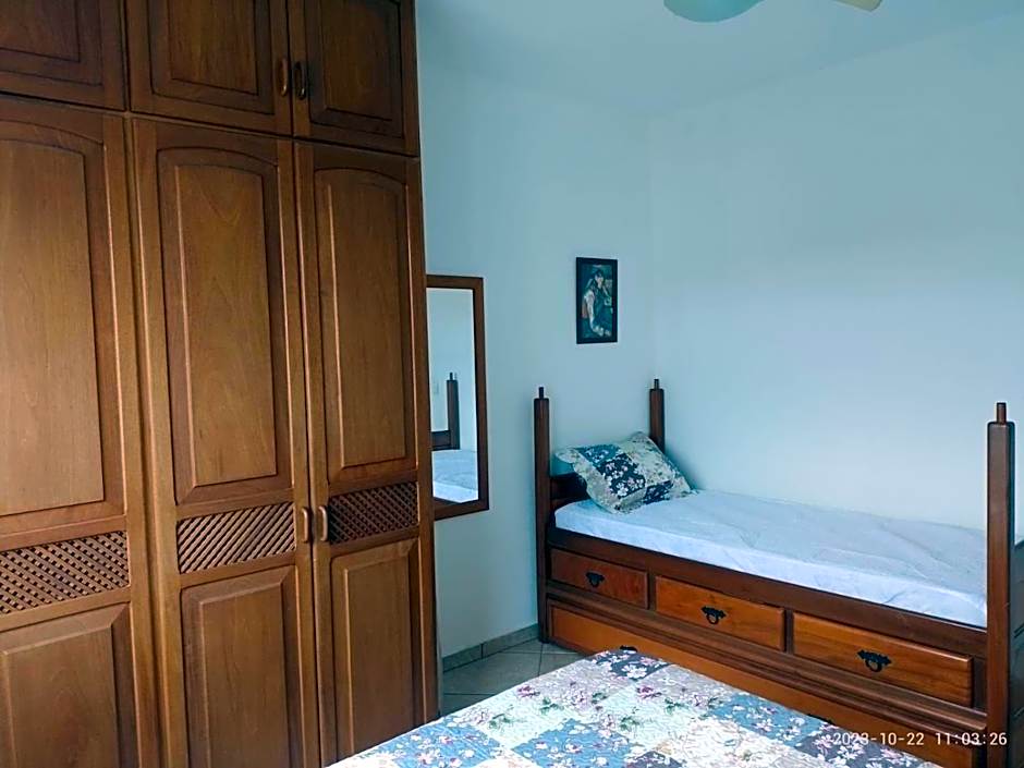 PRIME Beach e Praia do Forte a Pé e Polo Gourmet com carro no estacionamento.