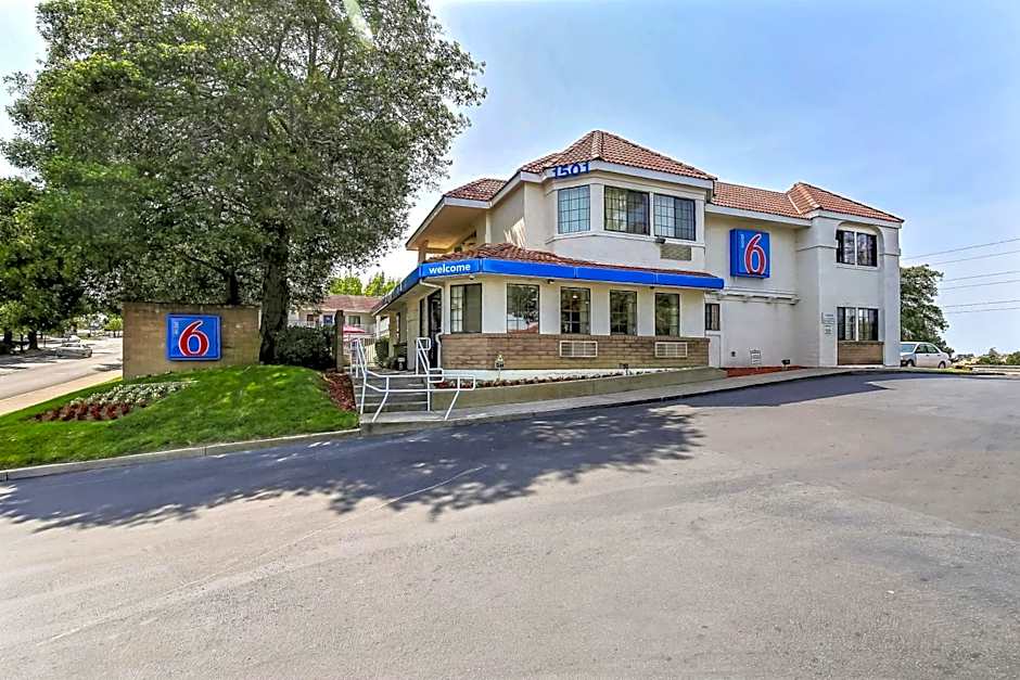 Motel 6-Pinole, CA