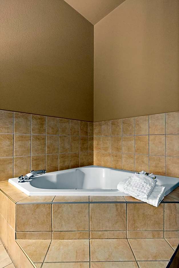 Portland Inn & Suites
