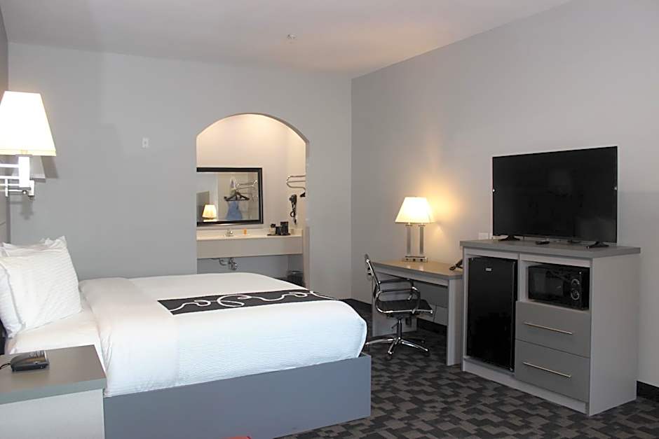 Paris Inn & Suites