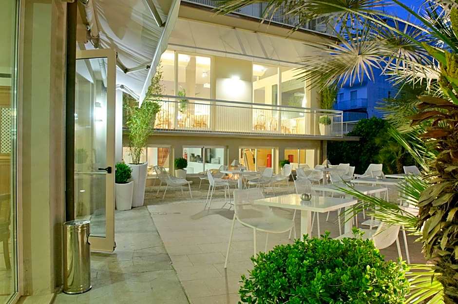 HOTEL TRIONFAL - Fronte Mare - Vicinissimi al Centro