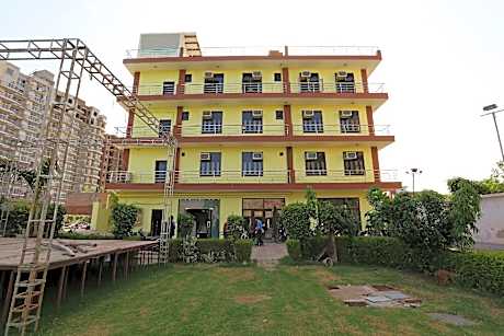 Super Hotel O Shree Radha Resort