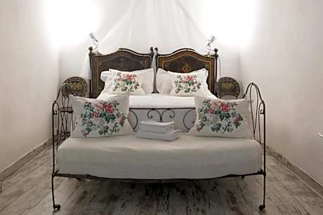 Deluxe Room (2 Adults + 1 Child)