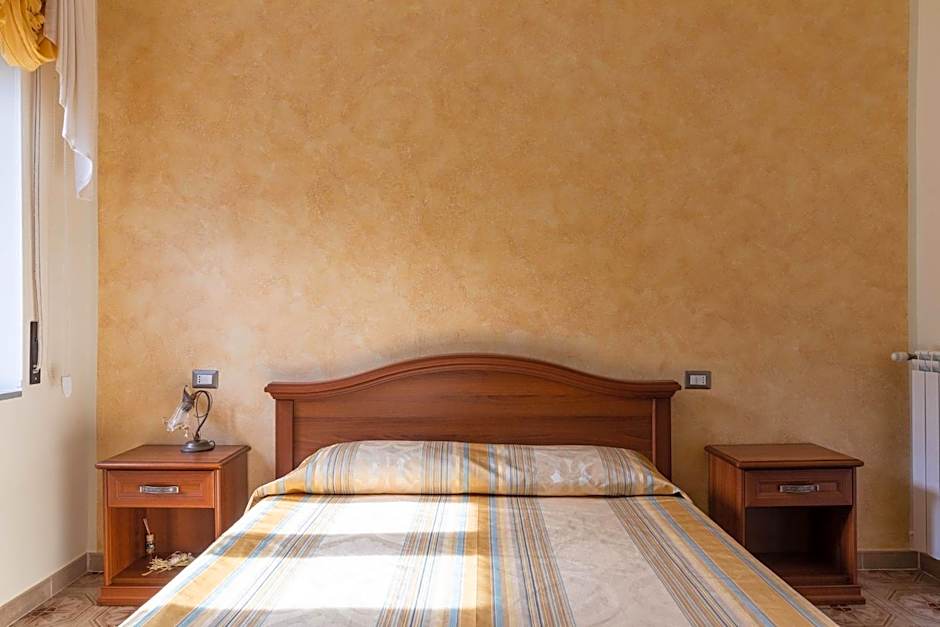 Foto 1 dari 9 — Double Room