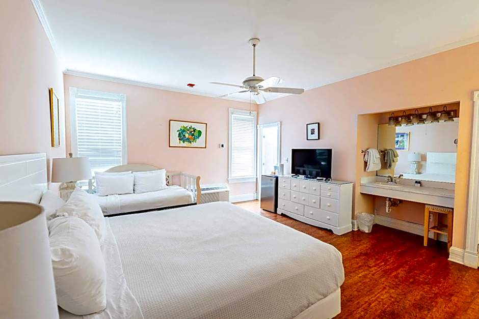 King Suite at Curry Mansion with Heated Pool!