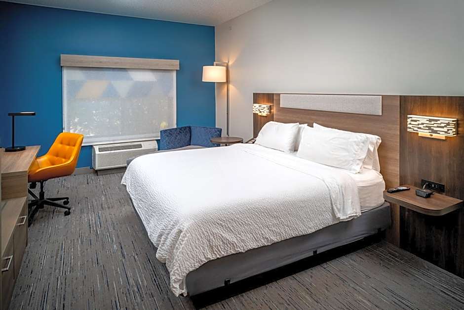 Holiday Inn Express & Suites Fairmont By IHG