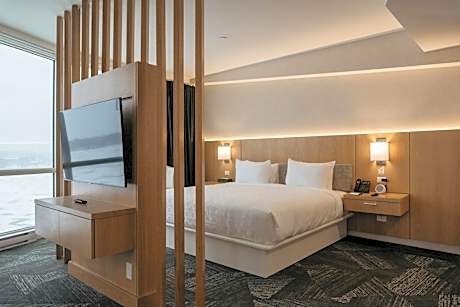 King Suite with Lake View - Non-smoking