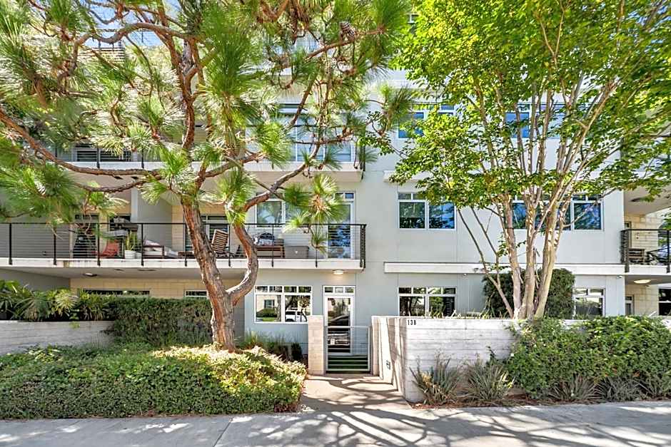 Beverly Grove Chic City Oasis 2 BR Apt with Den 138