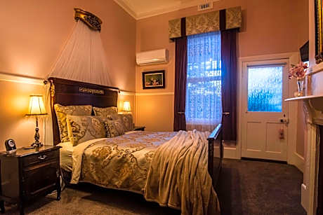 Deluxe Queen Suite
