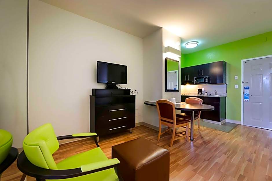 Studio 6 Toronto - Mississauga