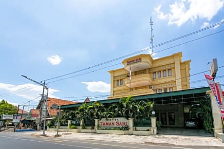 RedDoorz Plus near Alun Alun Karanganyar