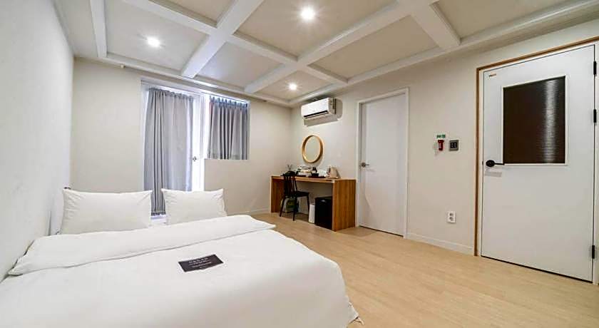 From H Dongbaek Hotel by Kwon Geoje Gohyeon