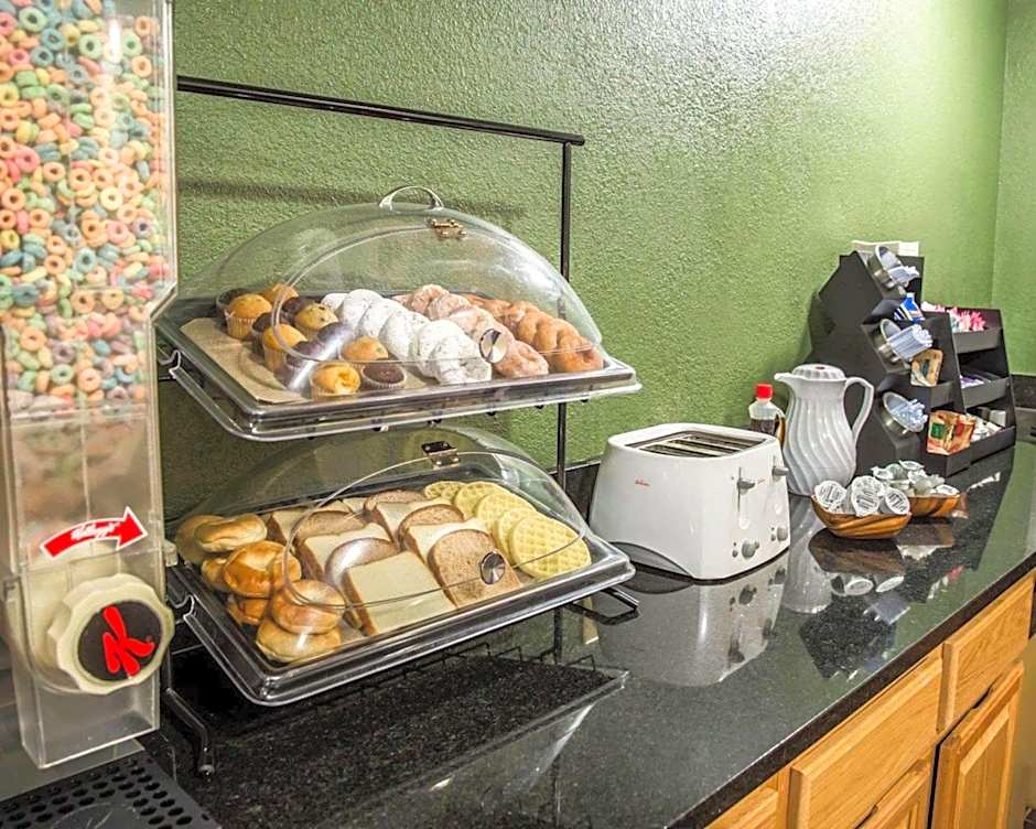 Rodeway Inn & Suites Plymouth Hwy 64