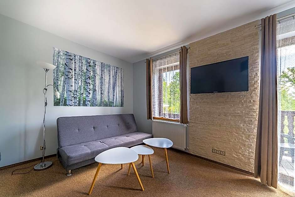 Nefryt - lodówka i czajnik w pokoju, dwa aneksy kuchenne ogólnodostępne, duży parking