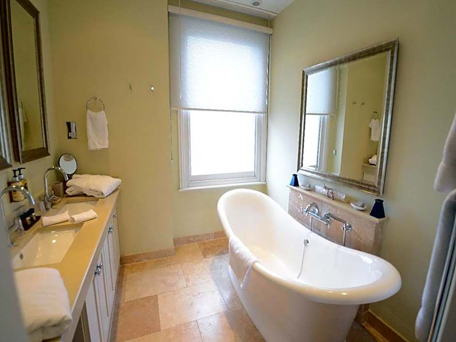 Gilbey's Bar, Restaurant & Townhouse