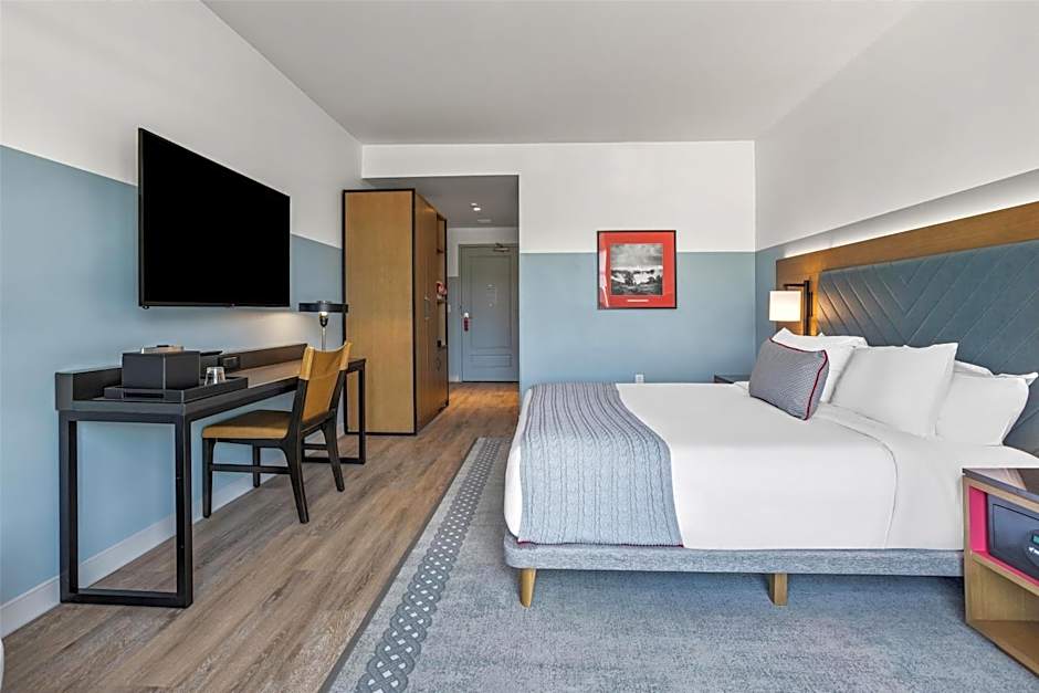 The Highlander at Radford, Tapestry Collection by Hilton