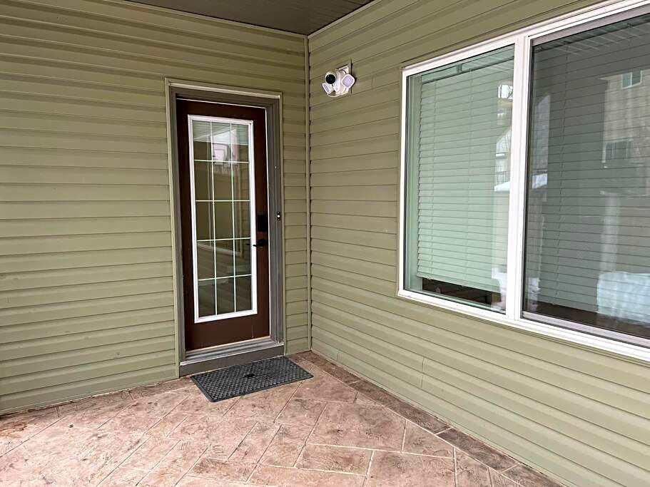 Spacious Private Walkout Entire Suite Close to YYC, DT, Shops, Stampede & Mountains with many Amenities in Panorama Hills NW - 4 Can Sleep