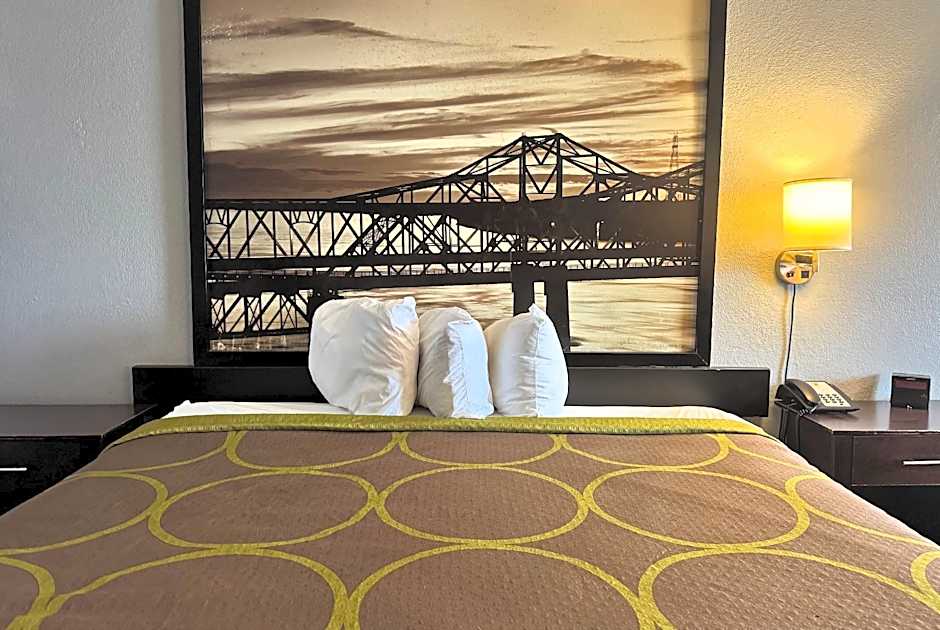 Super 8 by Wyndham Meridian