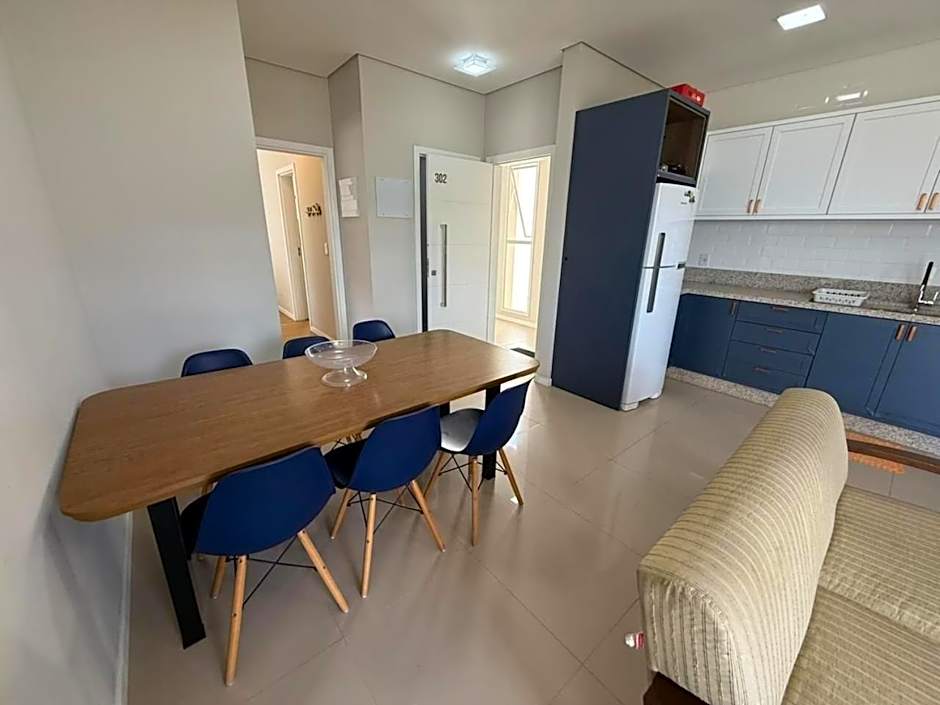 Cód 175 - Apartamento com 2 suítes 400m da Praia de Palmas