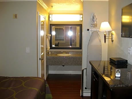 Queen Room - Non-Smoking