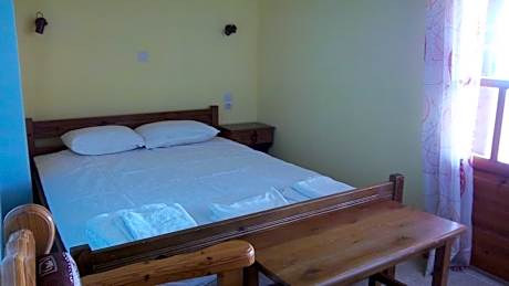 Three-Bedroom Apartment (5 Adults) with Sea View