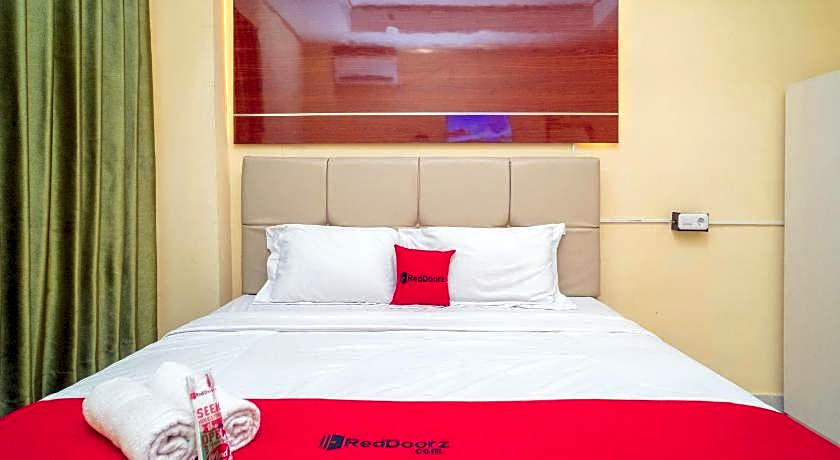 RedDoorz Plus Syariah near Pasar Turi