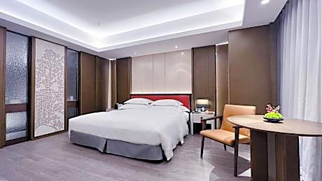 Grand Room with 1 King-size Bed, Lake and City Views