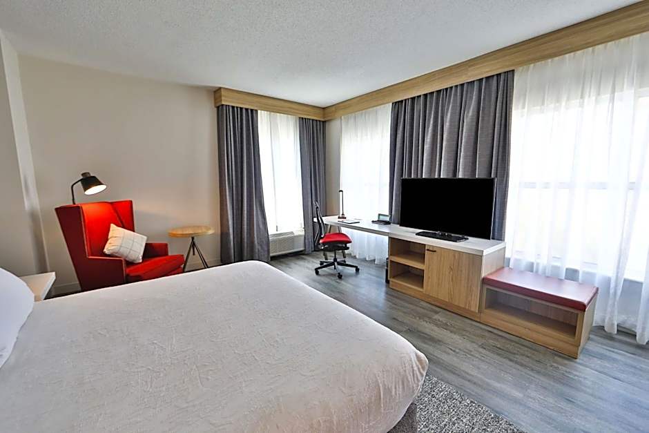 Photo 1 of 4 of 1 King Bed, Hearing/Mobility Accessible, Bathtub