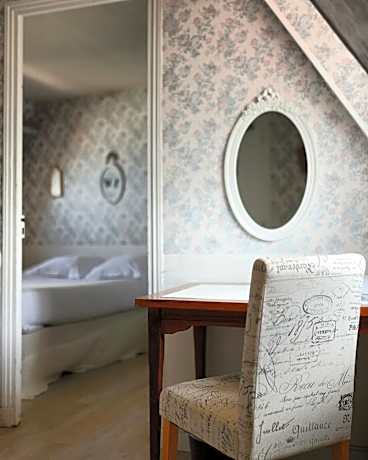 Family Suite (2 Adults + 2 Children)