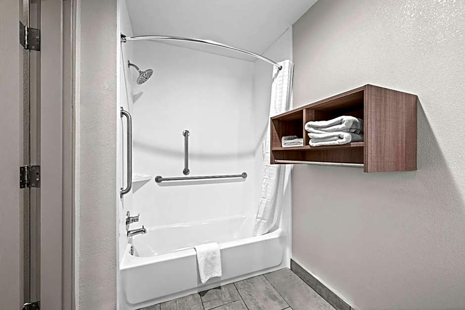 Clarion Pointe