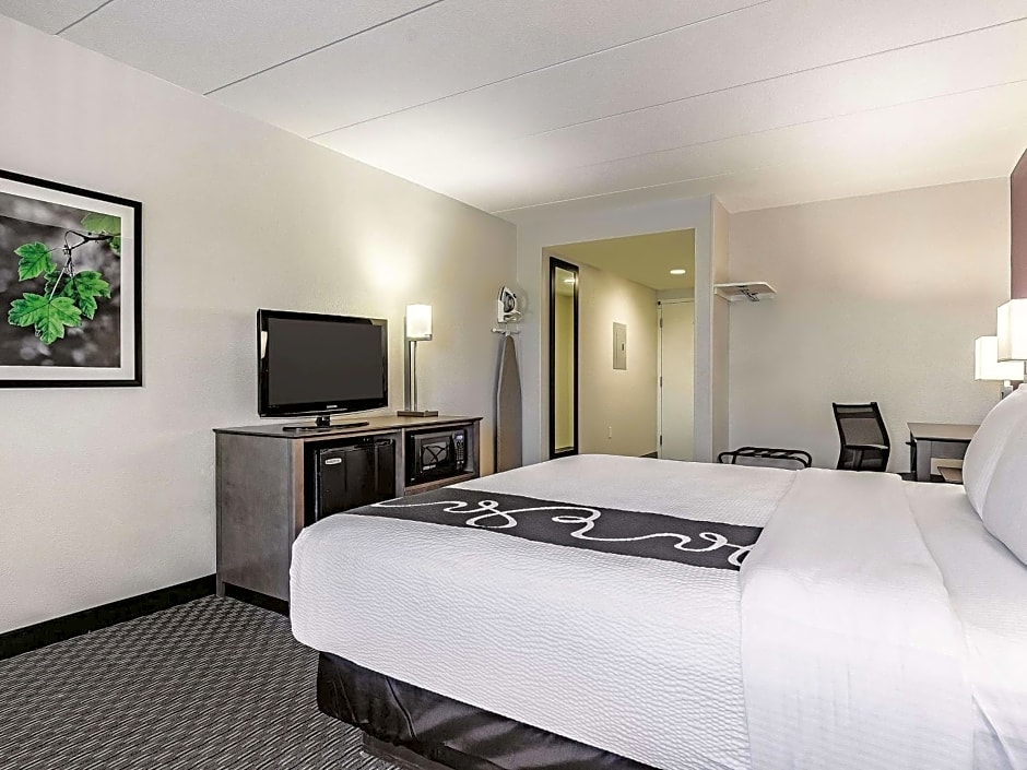 La Quinta Inn & Suites by Wyndham Warwick-Providence Airport