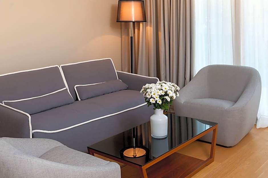 Residence by Vestibul Palace