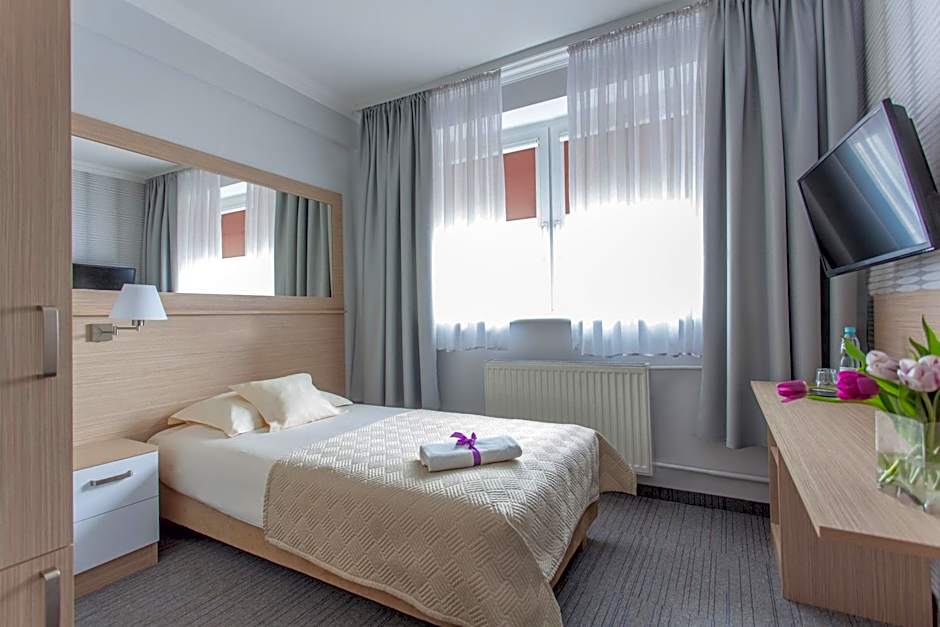 Villa Anna - Noclegi Rooms - FREE parking, taras, 1500m do Starówki