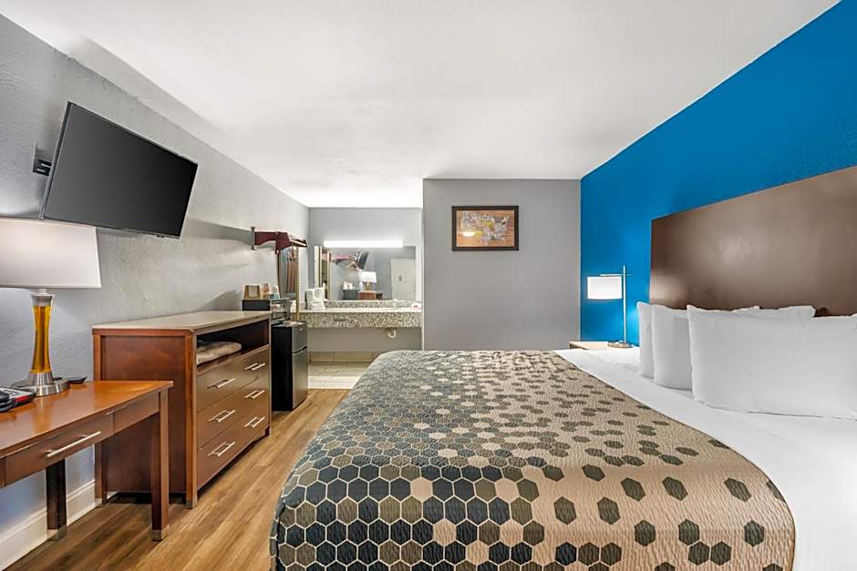 Econo Lodge Inn & Suites I-64 & Us 13