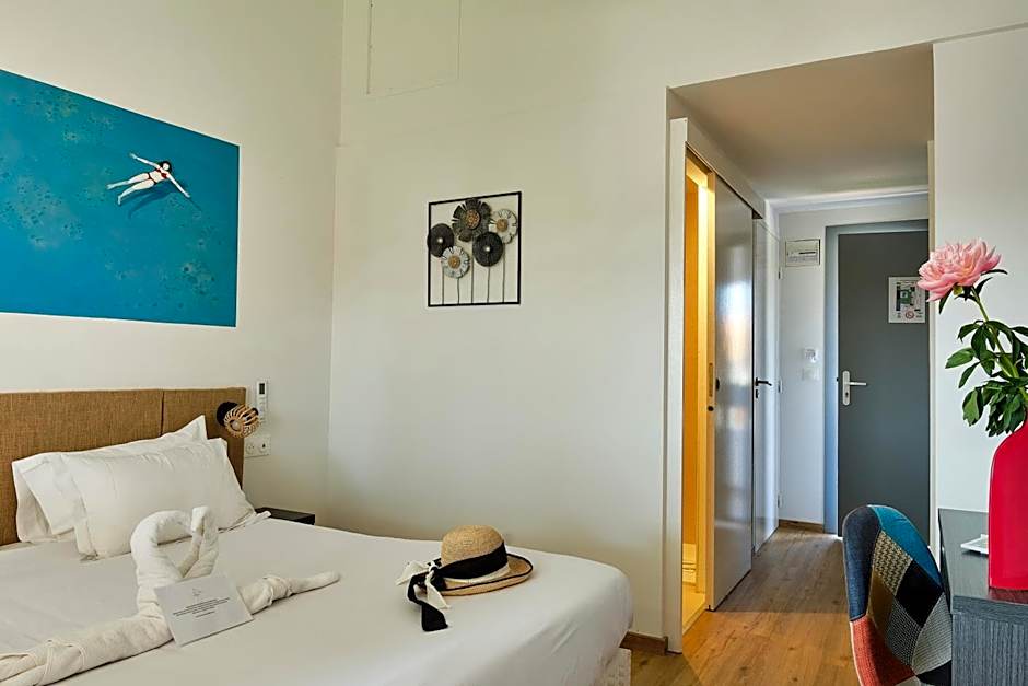 Artemia Aigues-Mortes - Hôtel avec piscine - Bornes électriques - Parking privé - Local vélo-moto