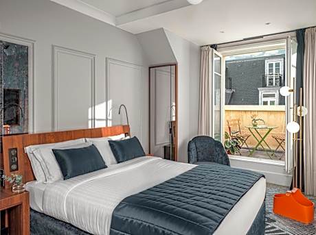 Signature Balcony Room with One Queen Bed