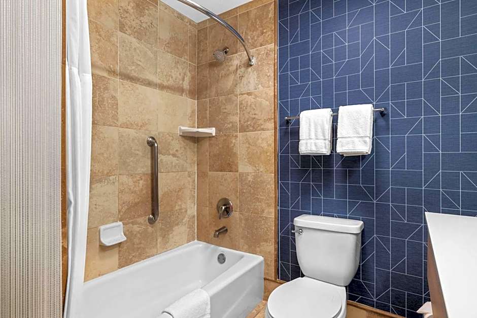 Spark by Hilton Bakersfield Central