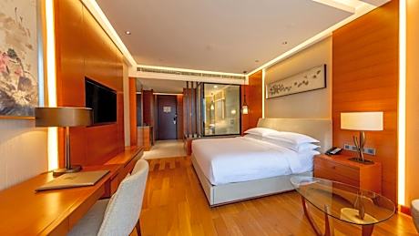 Standard King Room with Atrium View