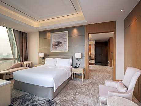 One-Bedroom King Suite - Lounge Access