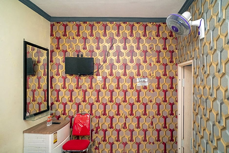 RedDoorz near Alun Alun Batu