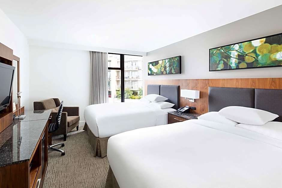 DoubleTree by Hilton Hotel & Suites Victoria