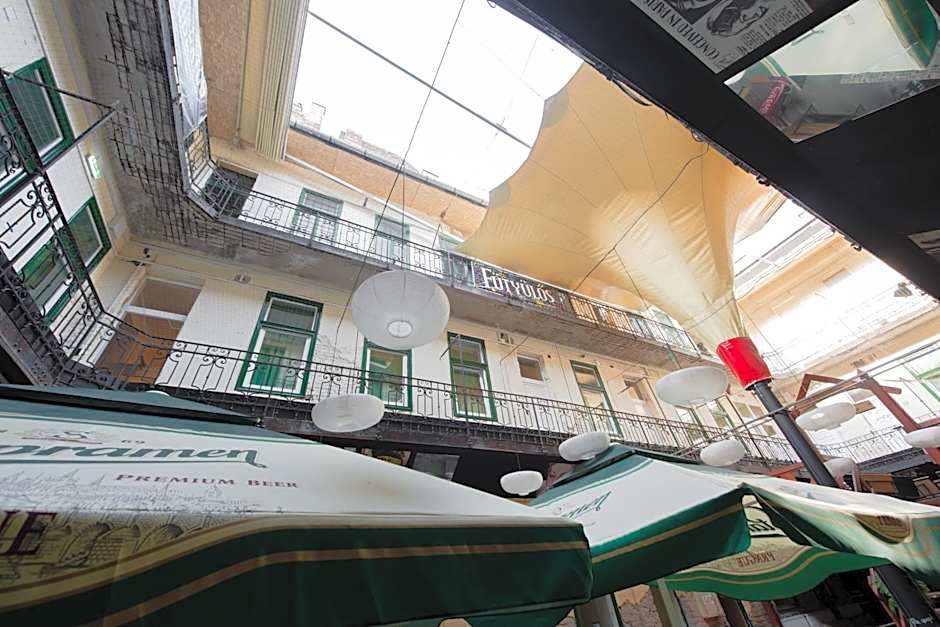 Budapest Party Hostel at Udvarom