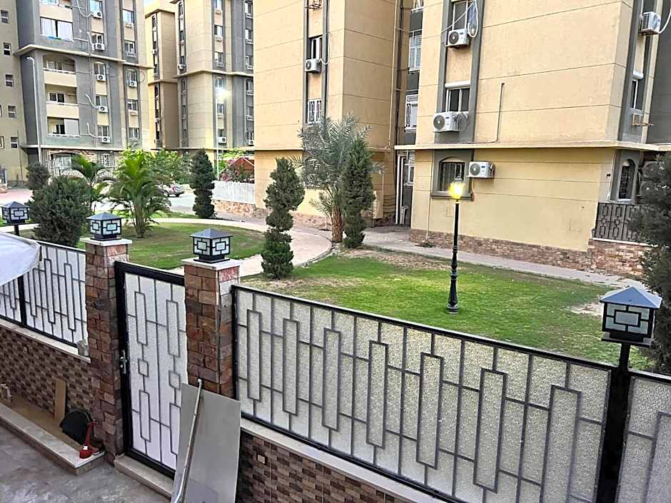 شقه مفروشه ارضي بحديقه خاصه apartment in Cairo