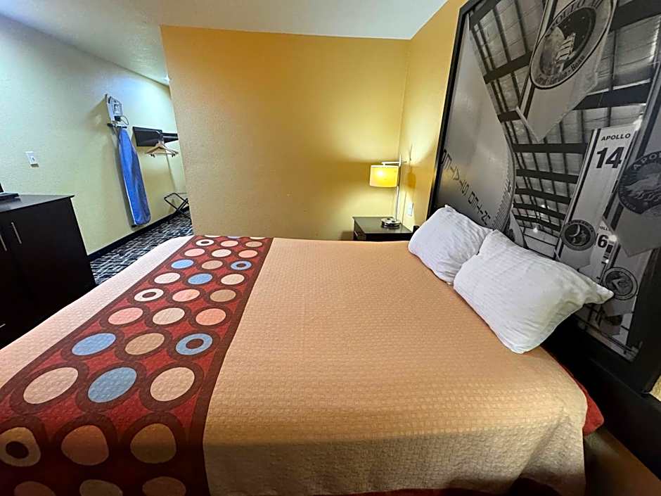 Super 8 by Wyndham Pasadena