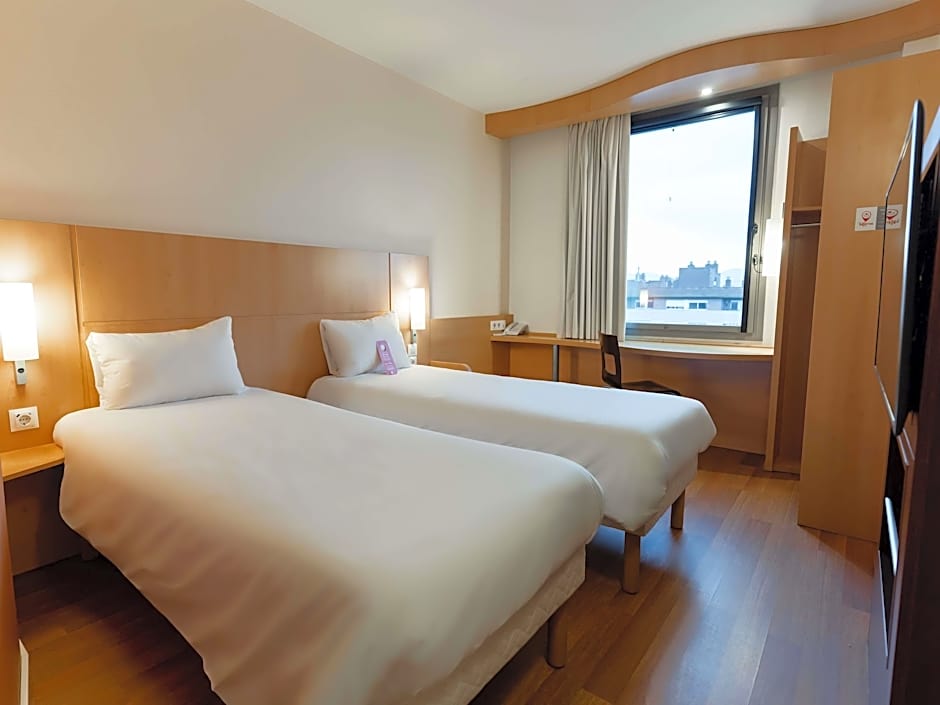 Photo 1 of 7 of 2 Twin Beds