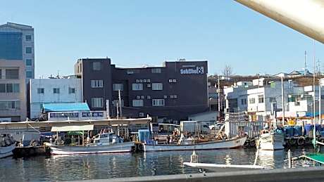 Family Room with Side Sea View