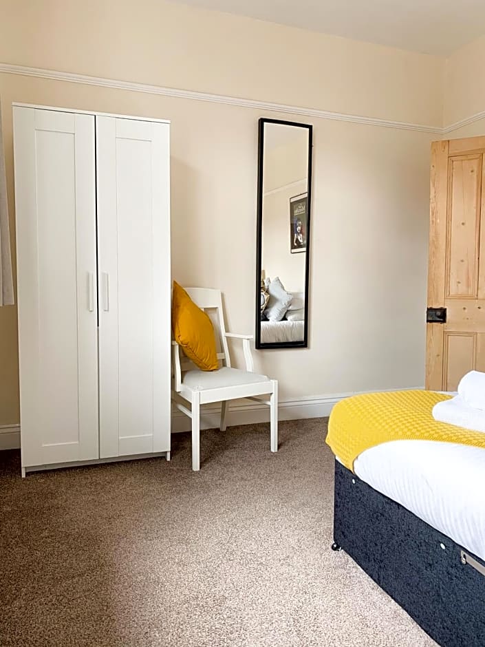 Riverside Lodge - Quaint Victorian Home By The River