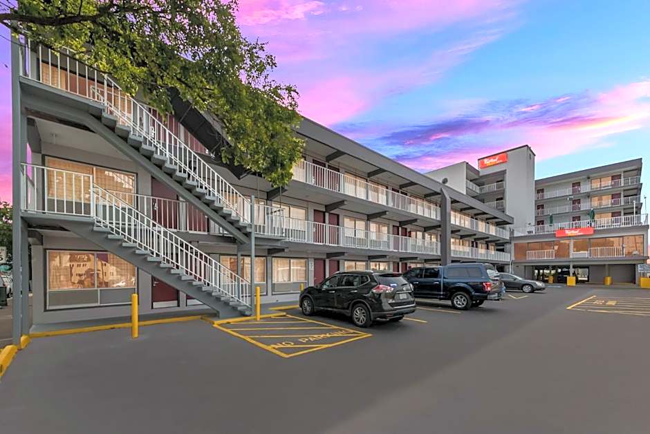 Red Roof PLUS & Suites Virginia Beach - Seaside