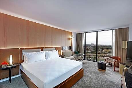 1 King Hearing/Mobility Accessible Ri Shower